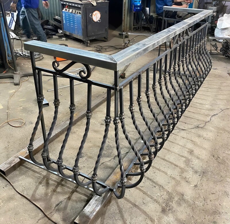 thi công lan can sắt ban công